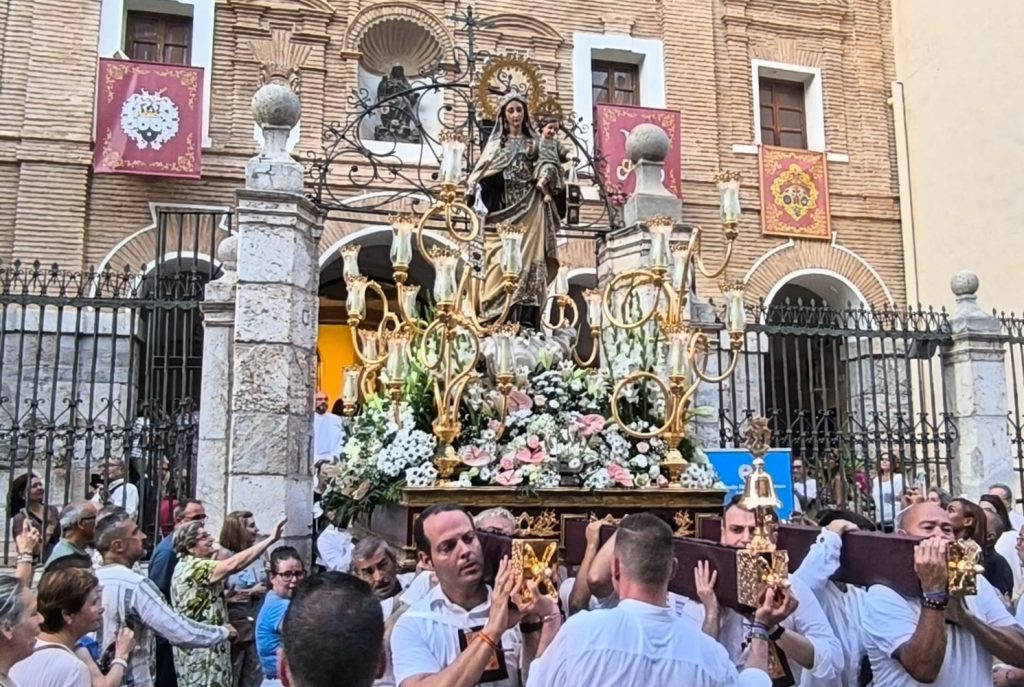 virgen del carmen saliendo iglesia