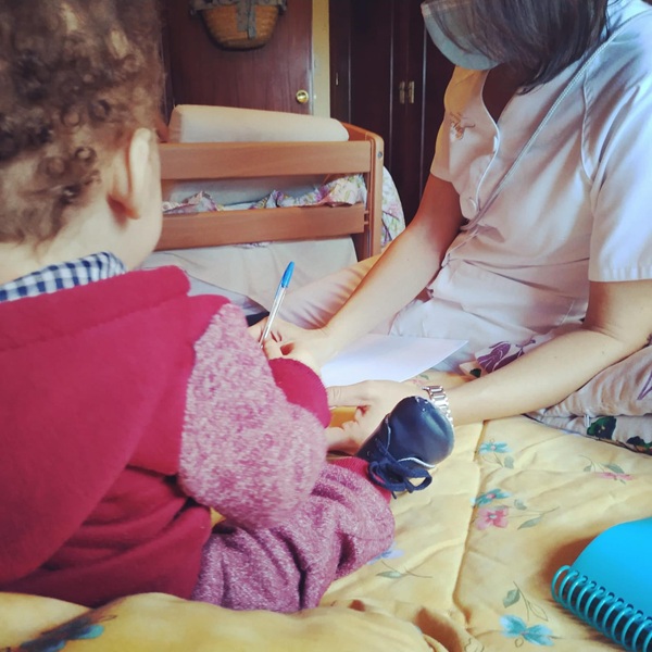 Profesionales de cuidados paliativos atendiendo a pacientes en la Región durante 2025