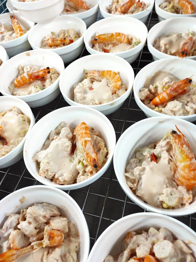 Pacientes hospitalizados disfrutando de menús navideños preparados por los servicios de cocina del Hospital Santa Lucía de Cartagena