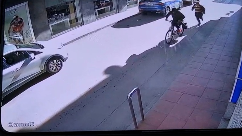 Guardias civiles de San Javier durante la operación Elecbike, deteniendo a un presunto ladrón de bicicletas eléctricas 🏷️ Título de imagen Detención in fraganti de un ladrón de bicicletas eléctricas en San Javier 📝 Pie de foto La Guardia Civil sorprende a un joven robando bicicletas eléctricas en San Javier. La operación Elecbike ha esclarecido varios delitos y recuperado los efectos sustraídos. Si quieres, puedo preparar una versión Discover con bullets y frases cortas, destacando cifras y hechos clave, ideal para móvil y redes. ¿Quieres que haga eso también? titular Aquí tienes varias opciones de titular SEO y estilo Cartagena Diario, claro, neutro y atractivo: ✅ Opción principal (SEO + Discover) La Guardia Civil detiene en San Javier a un joven que robaba bicicletas eléctricas 🎯 Alternativas Más directo Detenido en San Javier un ladrón de bicicletas eléctricas tras operación Elecbike Más breve para móvil / push San Javier: la Guardia Civil detiene a un ladrón de bicicletas eléctricas Más cercano y lector diario Operación Elecbike: detenido in fraganti un joven que robaba bicicletas eléctricas en San Javier Si quieres, puedo preparar meta descripción y palabras clave exactas para este titular, listas para CMS y Google Discover. ChatGPT puede cometer errores. Considera verificar la información importante. Ver preferencias de cookies.