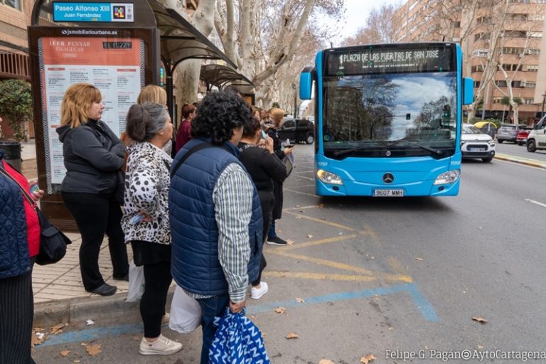 Autobús urbano circulando por Cartagena durante los servicios especiales de Navidad