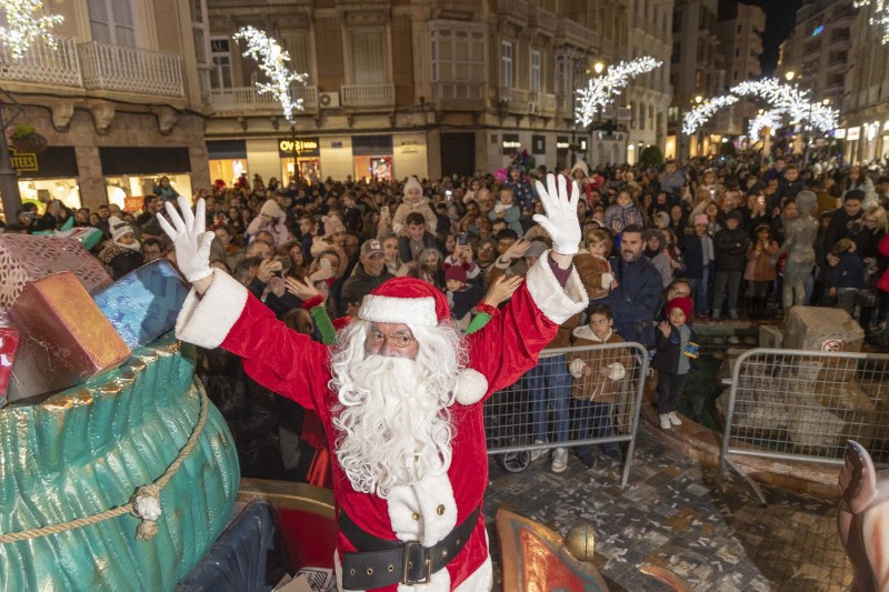 papá noel recibe los deseos de niños y niñas