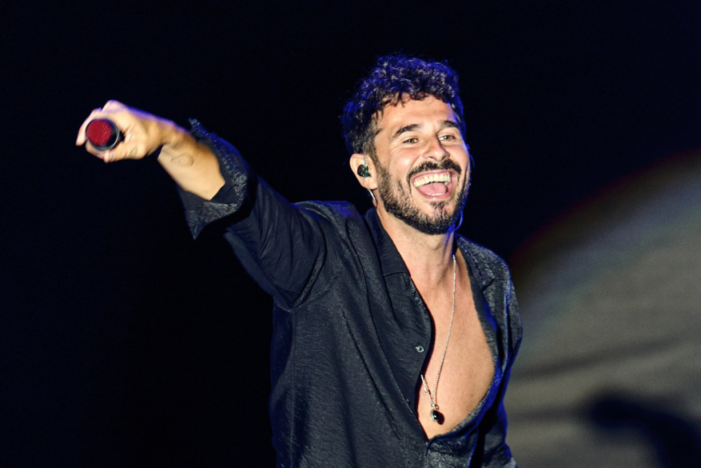 Antoñito Molina actuando en un concierto en directo.