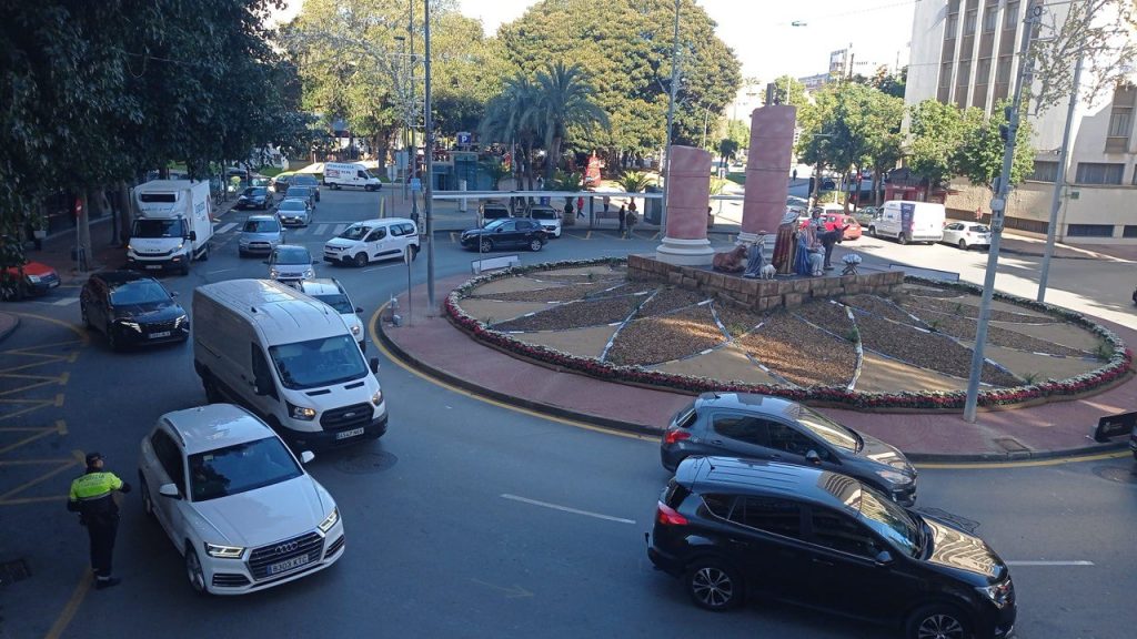 Corte de la calle Real provoca retenciones de tráfico en el centro de Cartagena