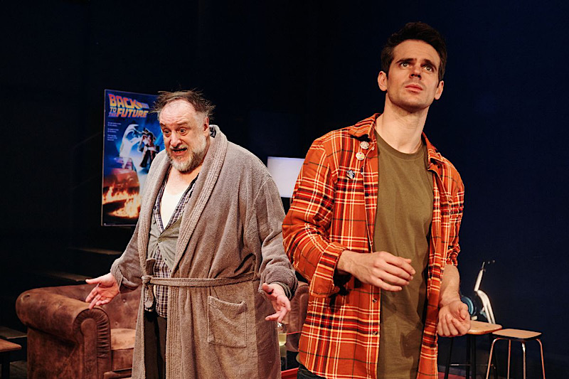 Dos actores en obra de teatro