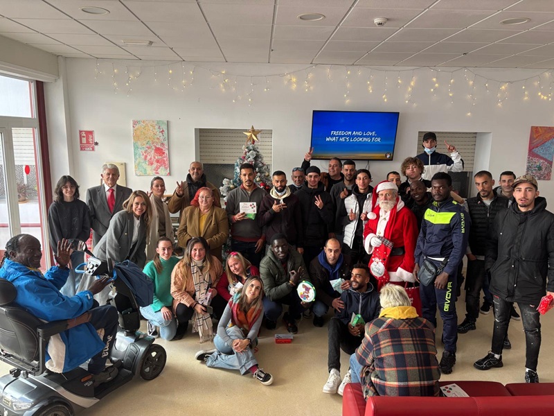 Navidad en la Hospitalidad Santa Teresa Cartagena, usuarios y voluntarios celebrando.