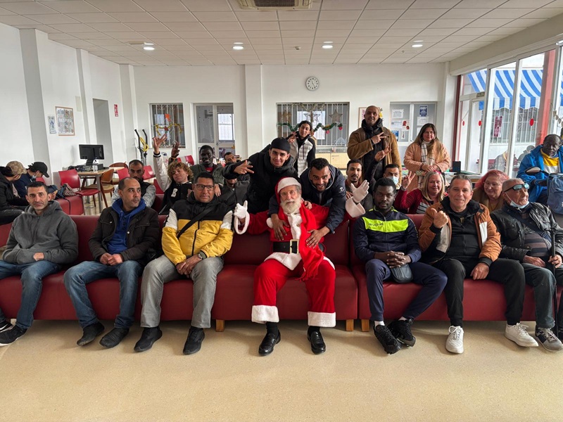 Navidad en la Hospitalidad Santa Teresa Cartagena, usuarios y voluntarios celebrando.