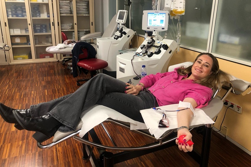 mujer donando sangre