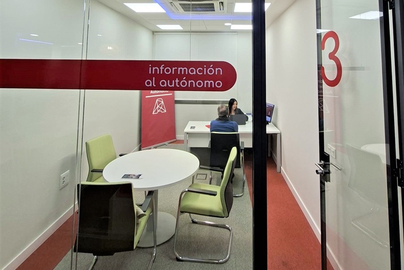 vista de la oficina del autónomo con asesoramiento en curso