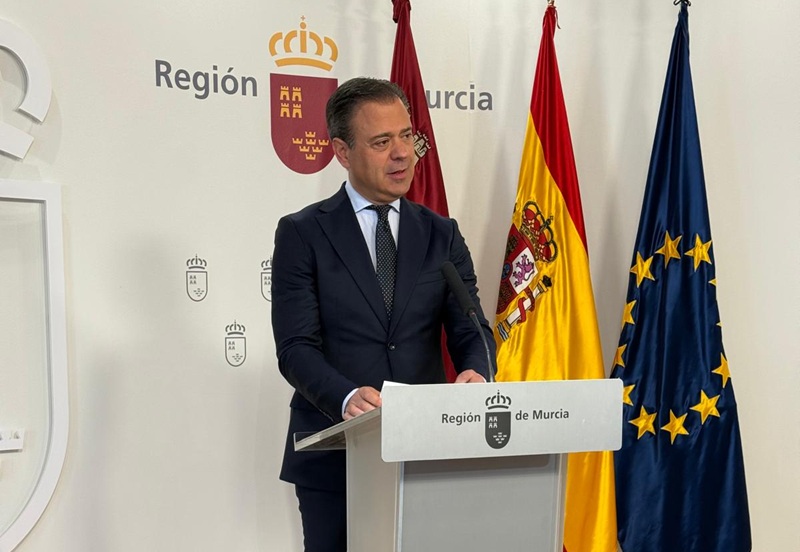 hombre en comparecencia de prensa