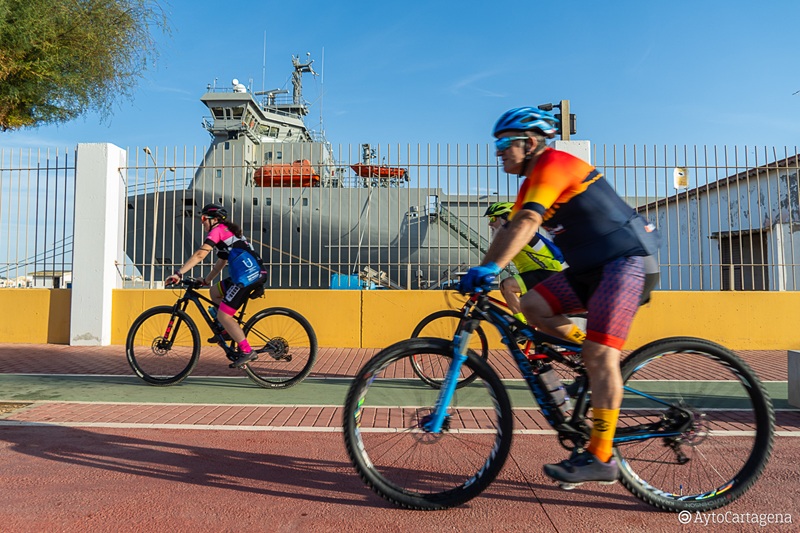 dos ciclistas en la calle