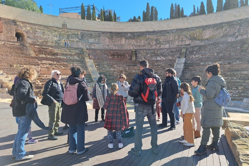 grupo de visita en el teatro circo