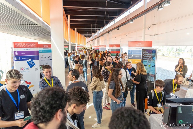 hall el batel con personas viendo las secciones