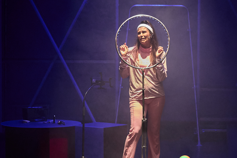 mujer en obra de teatro