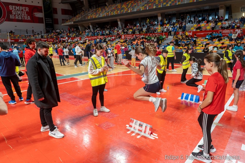 jovenes participando en actividades deportivas