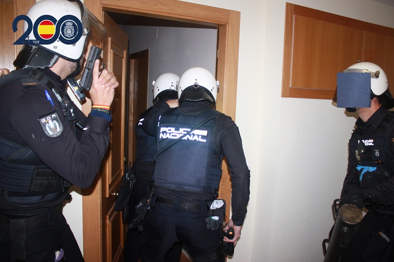 policias en incursion a un domicilio