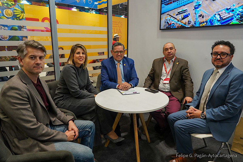 Grupo de personas en reunión