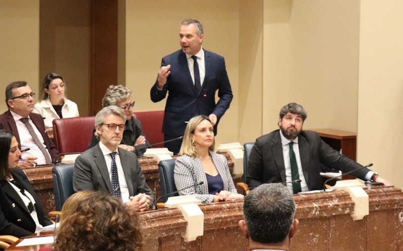 miembro del PP en sesion parlamentaria