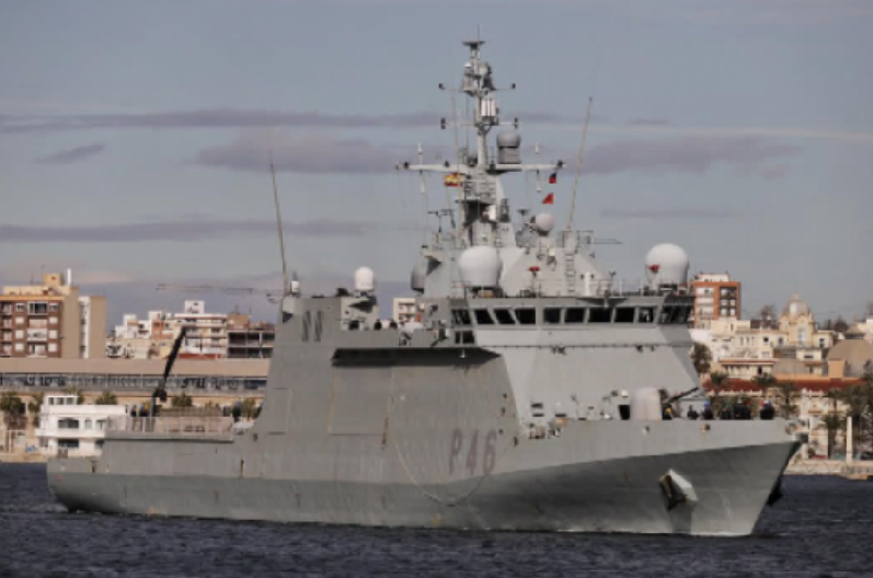 barco armada saliendo de puerto