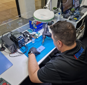 Operario en reparación de aparatos electrónicos