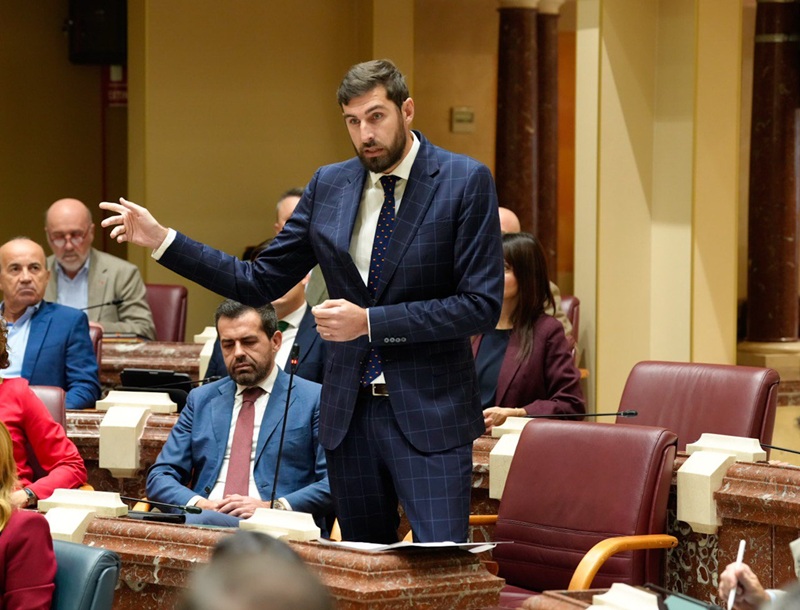 miembro de VOX en sesion parlamentaria