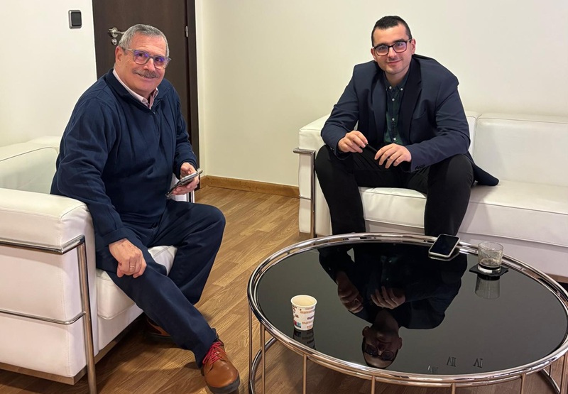 dos personas en la reunion aje cartagena