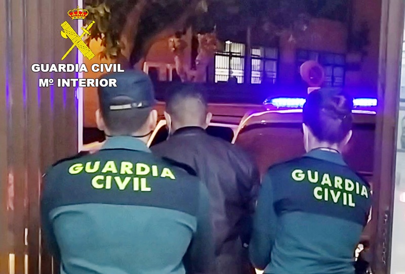 guardia civil con detenido