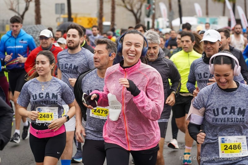 mujeres corriendo en maraton