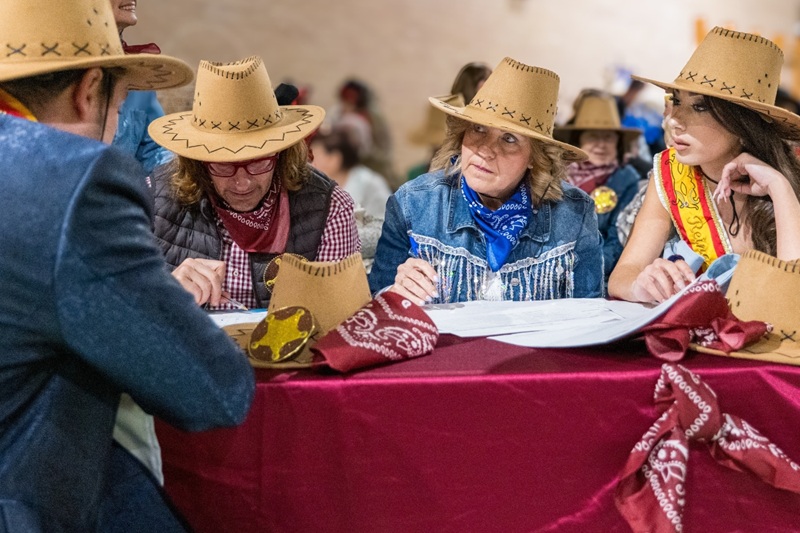 mujeres hablando en carnaval