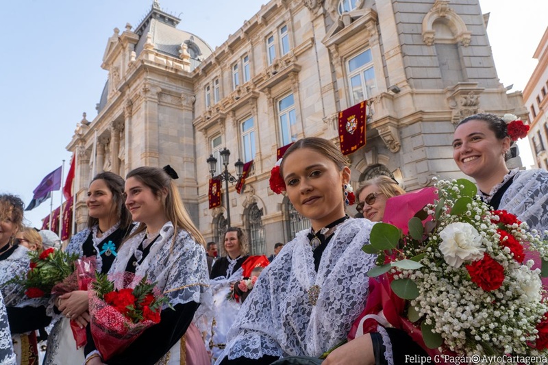chicas en ofrenda de flores