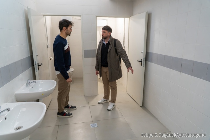 dos hombres en los nuevos baños