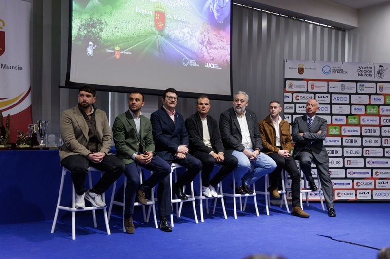 grupo de personas en presentancion de la vuelta ciclista