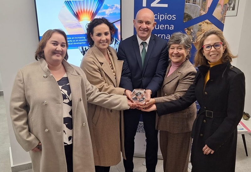 grupo de personas recibiendo premio europeo