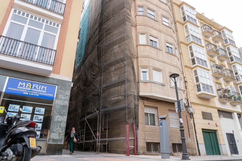 edificios con una calle en medio