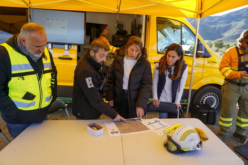personas coordinando medidas contra incendios