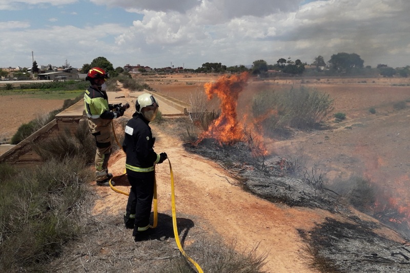 bomberos apagando un fuego