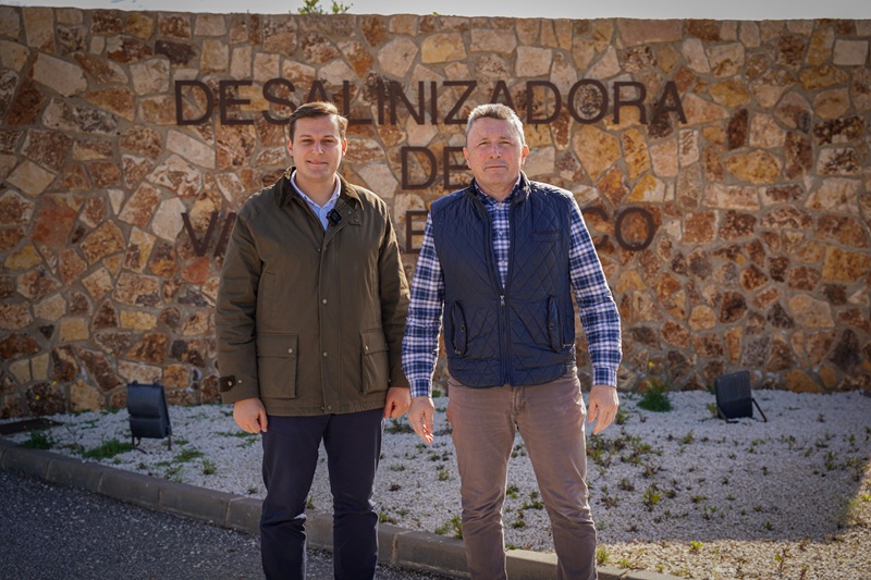 Dos hombres frente a un mural