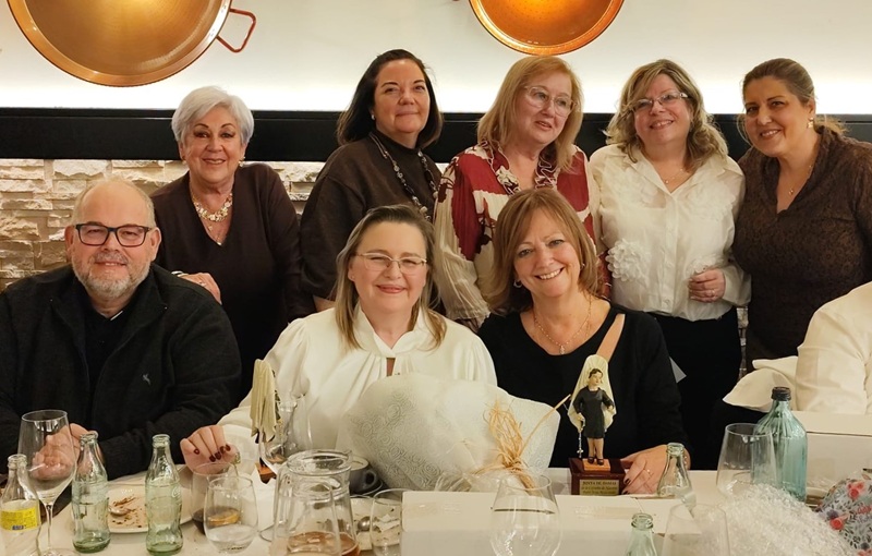 entrega de medallas hermanas de semana santa