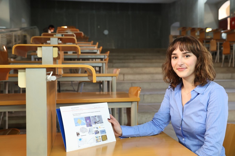 Alicia Aniorte en una sala de estudio de la Escuela de Ingeniería Industrial de la UPCT con las imágenes de la investigación publicadas por Science.