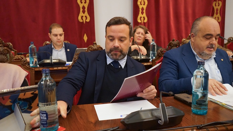 politicos en pleno municipal