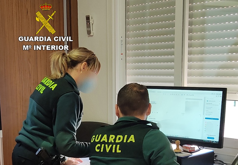 un hombre y una mujer de la guardia civil