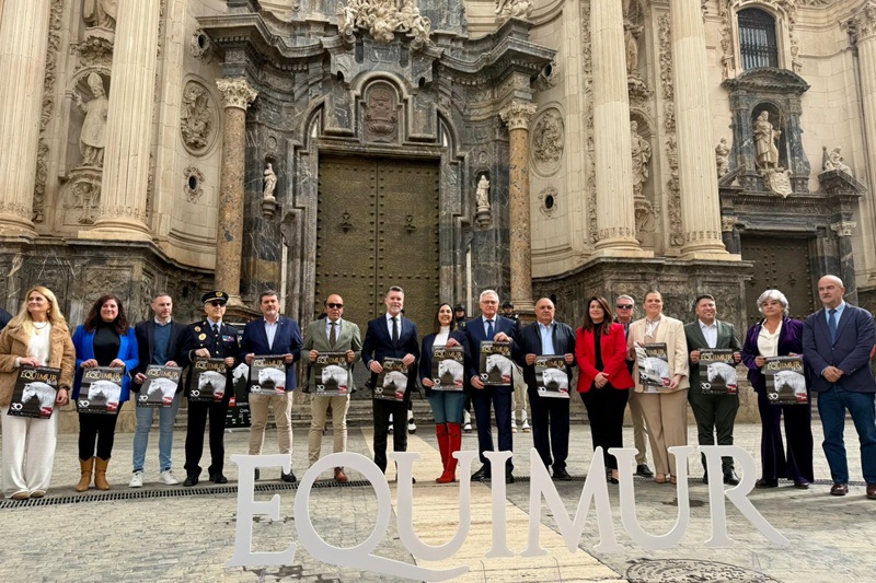grupo de personas frente a catedral