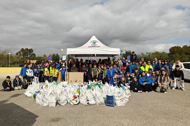 grupo de jovenes recaudacion de alimentos