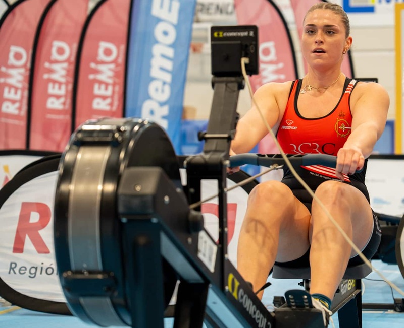 María Ángeles Macián haciendo remo indoor