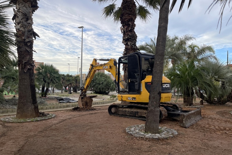 excavadora en obras de reforma en parque