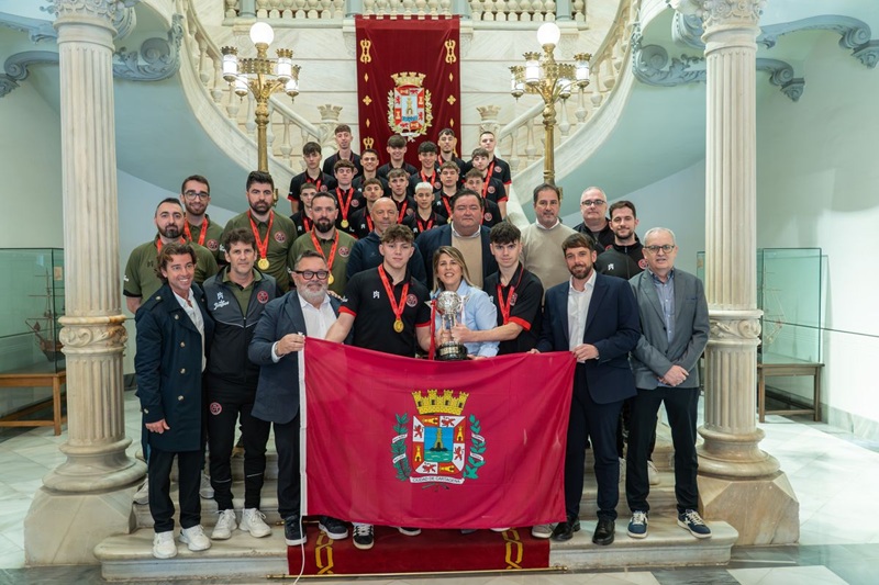 jugadores y alcaldesa con trofeo y bandera