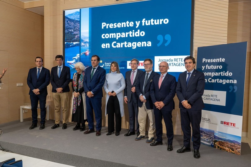 hombres y mujeres en presentacion