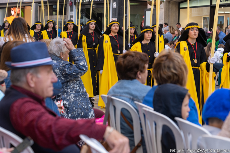 sillas frente a procesion