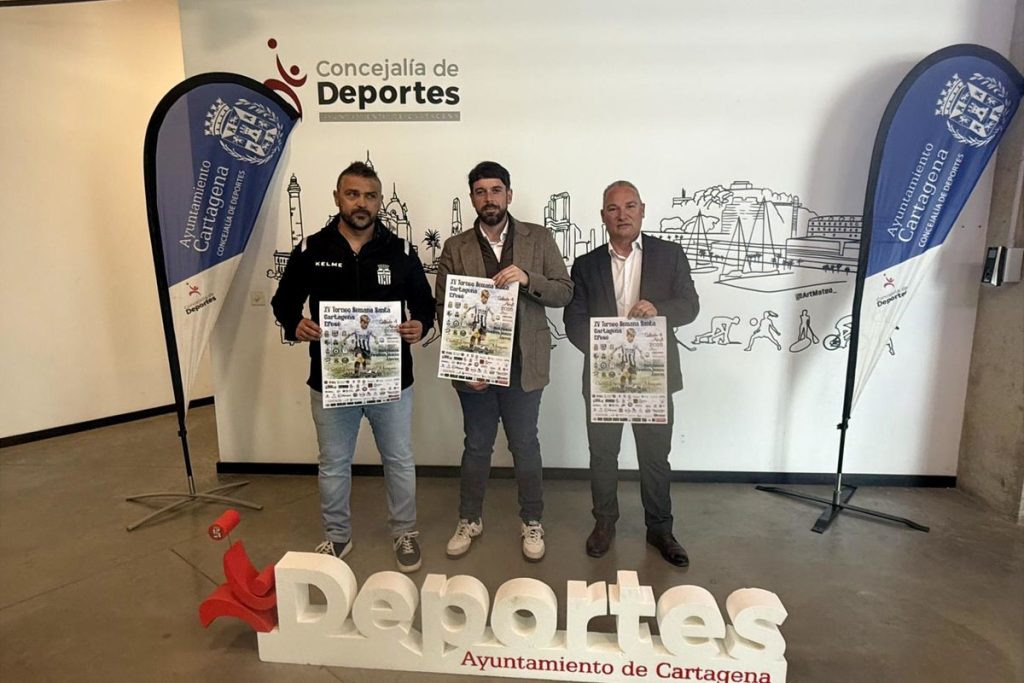 hombres presentando cartel
