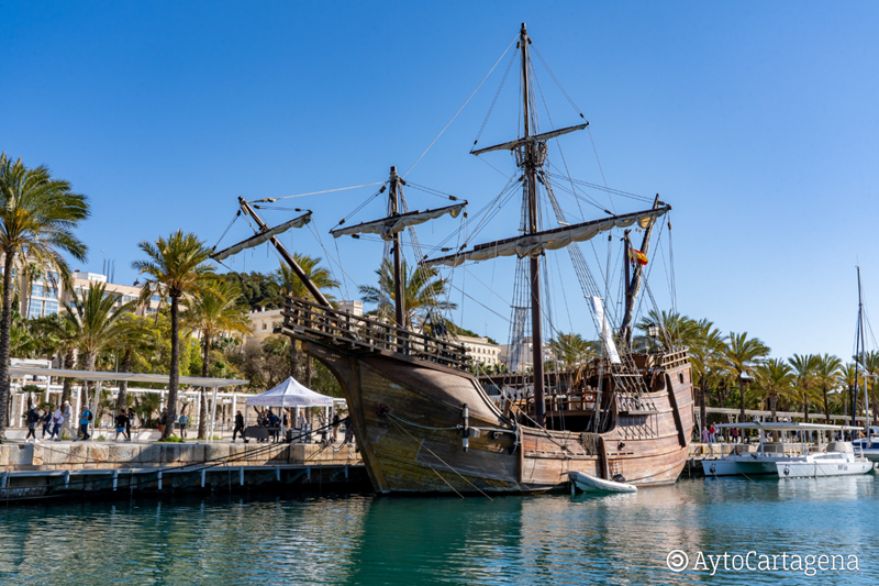 nao santa maria atracada en puerto